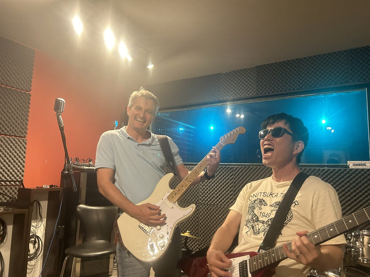 A Brazilian farmer and a Japanese farmer had a guitar session🎸🇧🇷🇯🇵.
Let's have fun off the farm once in a while!😎