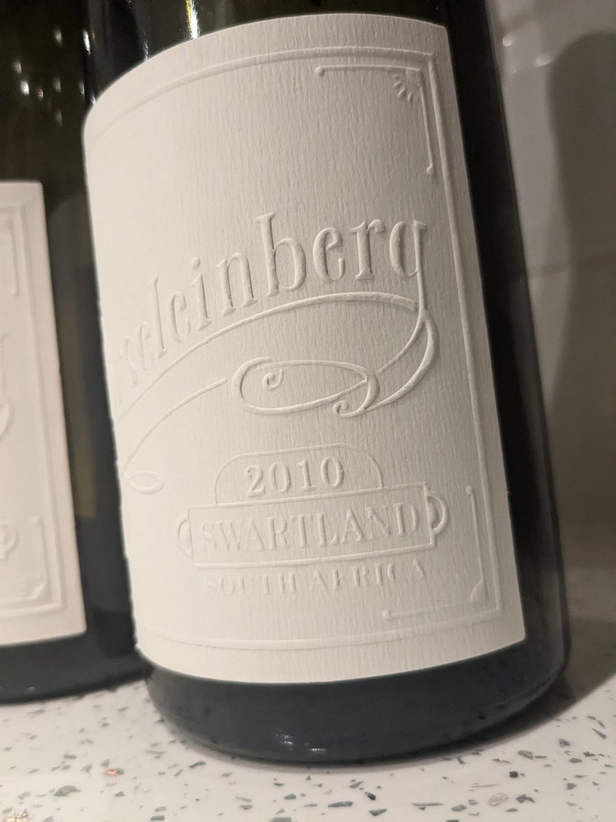 Drinking maiden vintage Porseleinberg is like drinking modern Cape history 🤩🙏.

Primary aplenty. Squelchy raspberry and citrus tang. Smoked meats, cumin spice and dried earth complexity.

Holding up v well. Better years ahead. Perhaps the most Rotie-like Cape I've ever tasted.