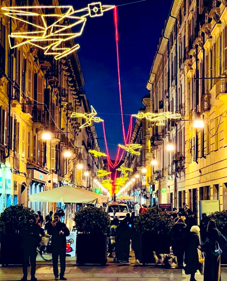 GOOD NIGHT from TORINO #photo #art #arttwit #artlover #torino #turin #ilovetorino #iloveart #twitart #blue #photography #ArtLovers