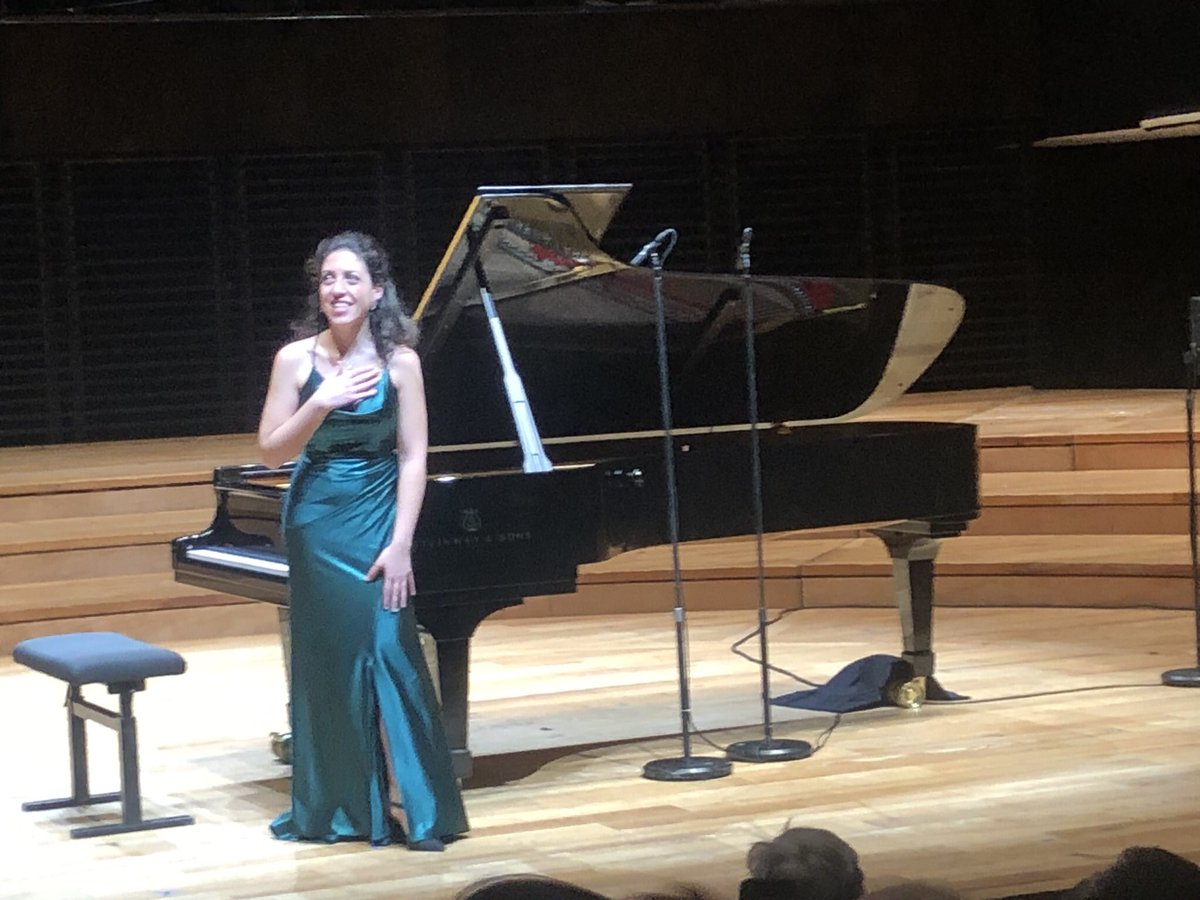 Cirmeau's tweet photo. Magie d’une soirée d’exception par @BeatriceRana à la @philharmonie. Remarquable conteuse, la pianiste italienne a tenu le public en haleine, partant d’une onirique Fantaisie op. 28 de Scriabin à une hallucinante Sonate en si mineur de Liszt, en passant par… https://t.co/JsIYKH2PGS