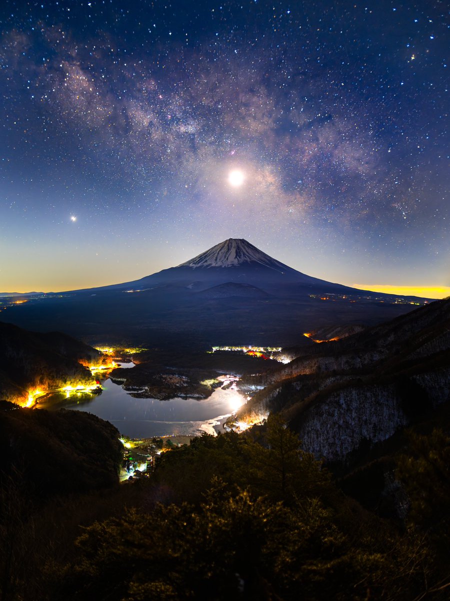 天の川と月と富士山🗻🌙🌌

#富士山 #mtfuji 
#奇跡の光景 #fujifilm  
#月 #天の川 #精進湖