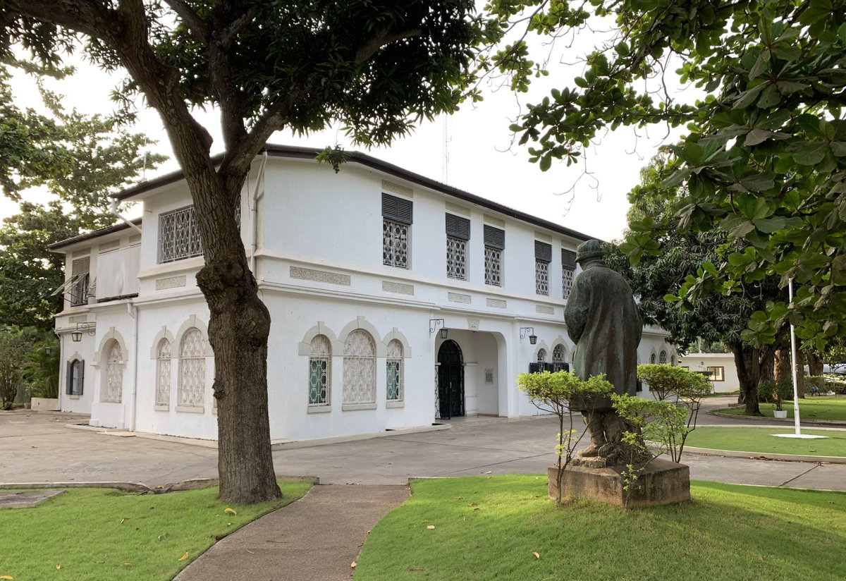 JMCambaceres's tweet image. #Lomé #Togo. Réunion de travail délégation C&amp;amp;D-#FIGS avec SE #AugustinFavereau ambassadeur de #France et les responsables de @AFD_France et du SACS. Sujets: enseignement supérieur, partenariats, bourses, projets. Puis photo devant statue inattendue de #Clémenceau.  @a_favereau