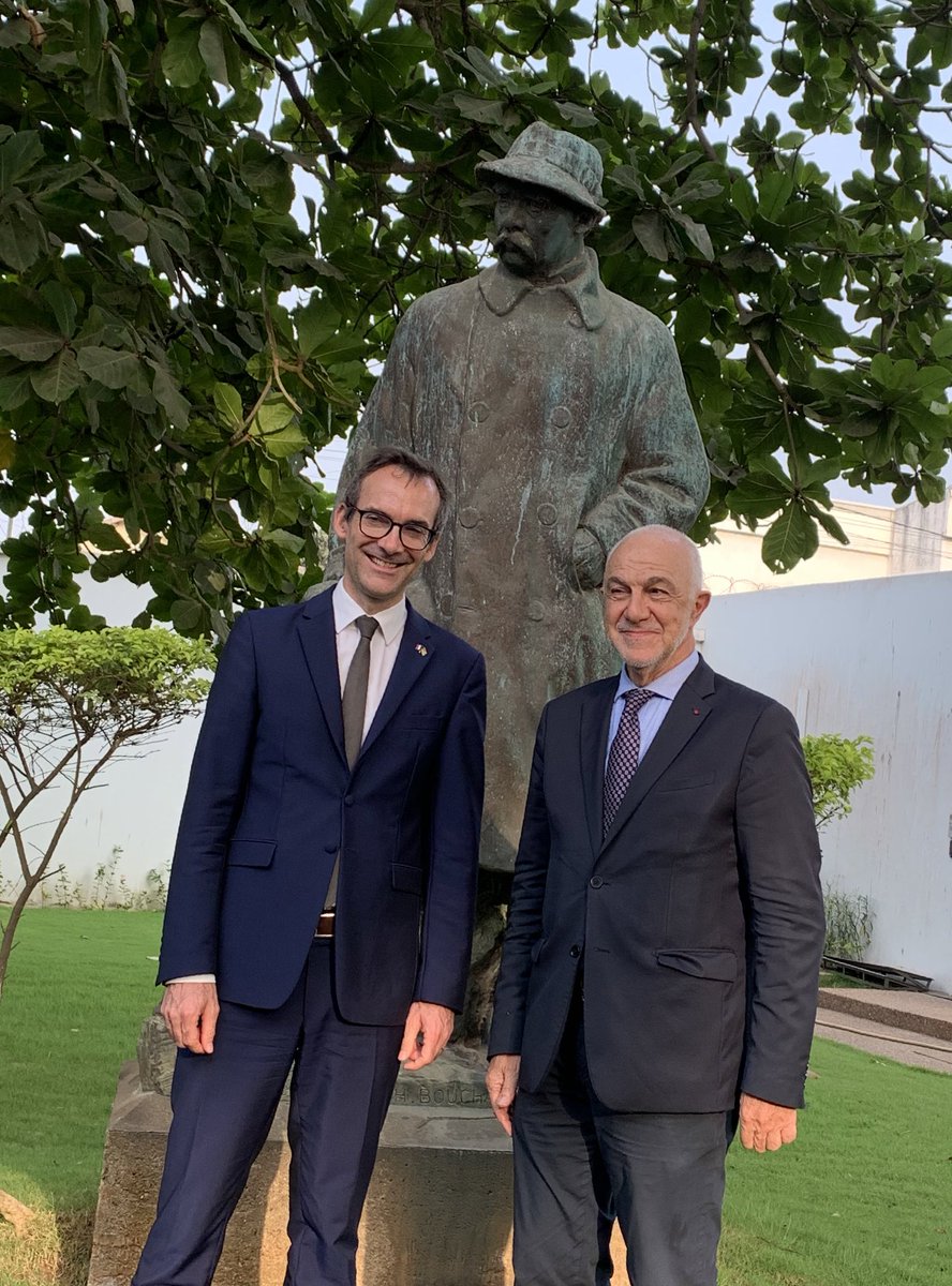 JMCambaceres's tweet image. #Lomé #Togo. Réunion de travail délégation C&amp;amp;D-#FIGS avec SE #AugustinFavereau ambassadeur de #France et les responsables de @AFD_France et du SACS. Sujets: enseignement supérieur, partenariats, bourses, projets. Puis photo devant statue inattendue de #Clémenceau.  @a_favereau