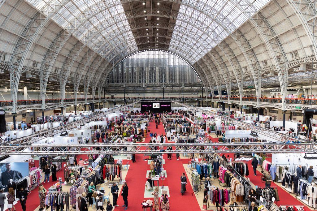 The first iteration of hybrid trade show @PureLondonShow x JATC is taking place alongside premium #womenswear exhibition @ScoopLondonShow on 11-13 February. Drapers reports from the aisles >> bit.ly/3UzgSk8
#tradeshow #fashion #fashionnews #retail #retailnews