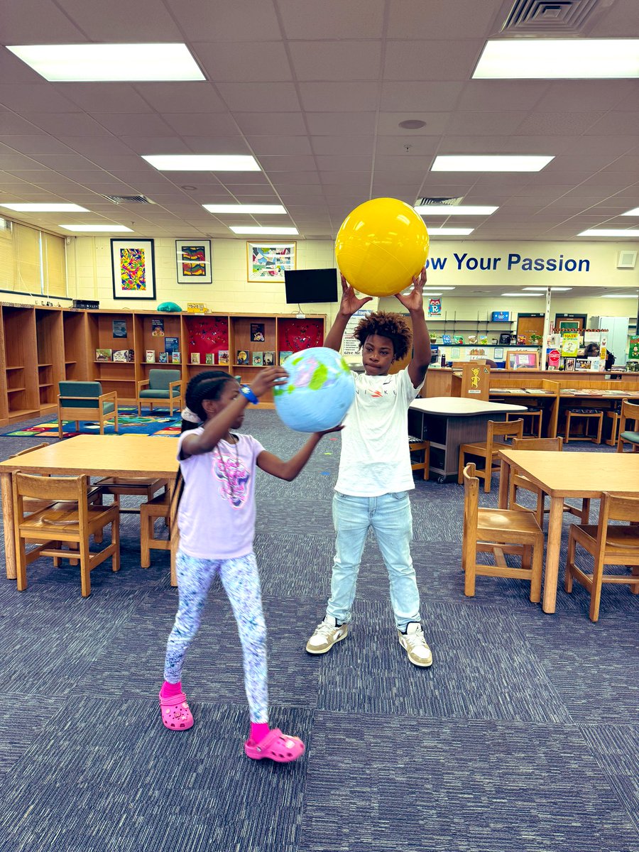 JamiMonahan9's tweet photo. Thank you Mr. Murray at @WestsideVCS for welcoming me into the media center to use for Science Club!This is the perfect space and the scientists were engaged and ready to learn!Building models to represent the relationship between the Earth and sun today 💫 @ElemSci #VCSscientist https://t.co/Lb70jarv5m