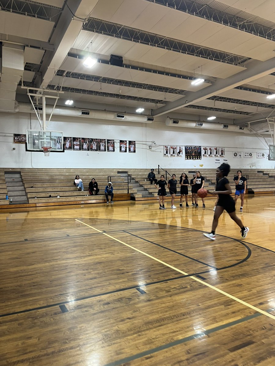 FuelingTigers's tweet photo. Fun with @swhsswimming &amp; @girls_woods today in off-season. Key = protein sources &amp; tailoring carb intake

Swimmers looked at various protein foods &amp; portions, GBB shooting hoops to identify carbs, proteins, or fat for a lil friendly competition! #FuelingTigers https://t.co/r7sAtRFqSl