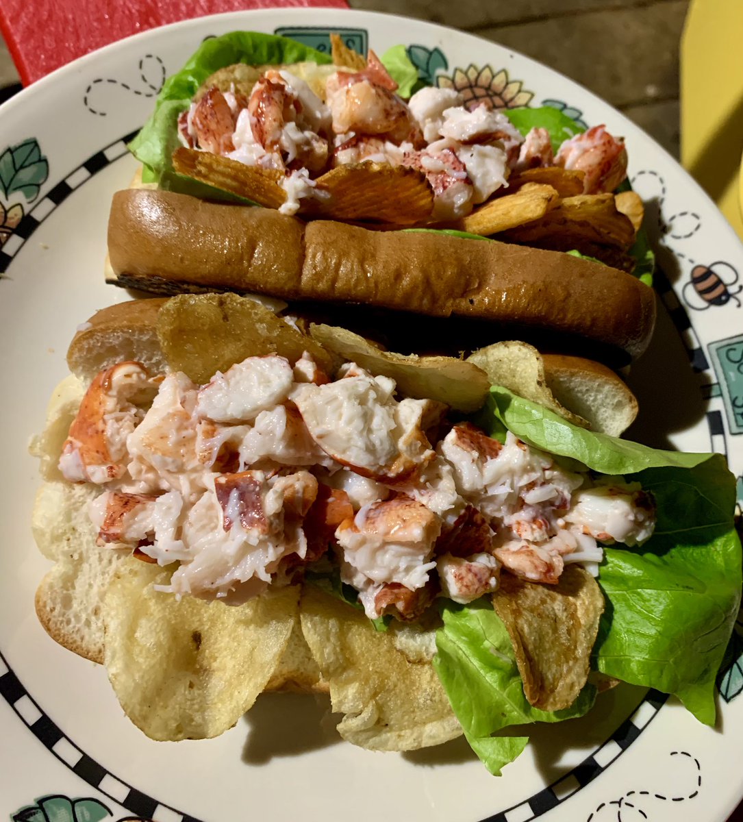 OMG! Delicious #LobsterRolls with perfectly toasted buns over the campfire, New Brunswick #lobster and @CBchips for that perfect salty crunch. 🦞❤️😋 🔥 @KouchibouguacNP @TravelMediaCA @TourismeNB #ExploreNB #TMACTravel @DarcyRhyno @cottagedaze