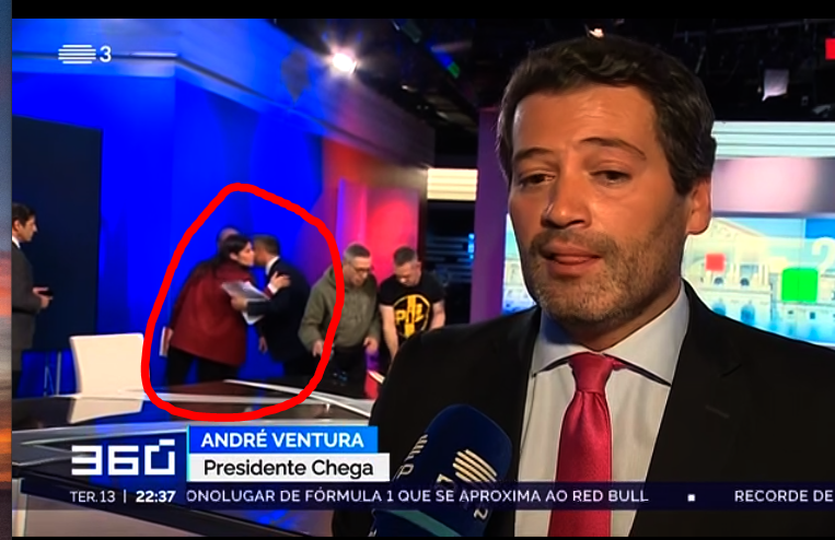 _Nelson_PT's tweet photo. Mariana Mortagua a dar umas beijocas ao Joao Adelino Faria...

e depois admiram-se de muitos portugueses se queixarem da treta destes jornalistas...

No fim, a mariana tem mais segundos para falar... e o ventura é silenciado. https://t.co/VXWSoepd2B