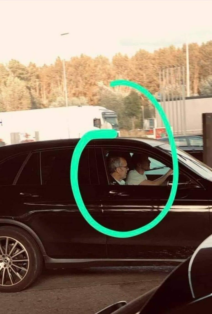 Kent iemand die persoon op de passagierszetel van die SUV? Hij komt mij bekend voor. Iemand uit het Gentse; maar ik zou niet weten wie 😇