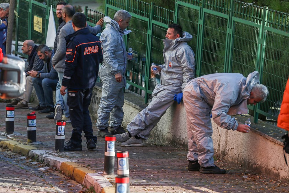 EzgiYiilmaz's tweet photo. Borçlarını ödeyemediği gerekçesiyle Bakırköy’de siyanürle ailesini ve kendisini öldüren iş adamı Bahattin Delen'i hatırladınjz mı? Bakın olaya müdahale eden ekipler koruyucu kıyafetlerle. Bu şekilde bile kokudan etkilenip dışarı çıkmışlar. Şimdi anladınız mı Erzincan İliç'te olan facianın boyutunu!! Tonlarca siyanür toprağa karıştı!! Suya karışacak!! İnsan hayatı bu kadar ucuz bu ülkede. Dönemin Çevre ve şehircilik bakanı Murat Kurum kapasite arttırırken ne düşündünüz? Ve orada kalan insanlardan hala haber yok!!
#Erzincan