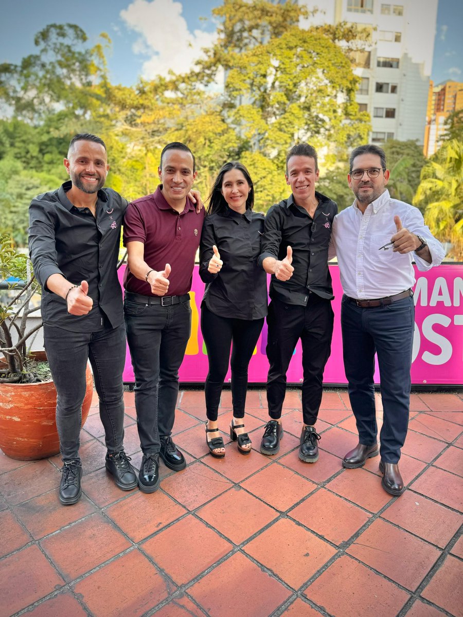 MAguilarHurtado's tweet photo. ¡Acompañamos al gran @UranRigoberto en el lanzamiento del #GiroDeRigo edición la despedida! 👏🏻🚴‍♂️ 

Serán más de 150 km de adrenalina pura en #Antioquia, el 3 de noviembre del 2024 estaremos pedaleando con la pasión que nos despierta el ciclismo y el orgullo que el Toro de Urrao nos dejó durante todos estos años. 🚀

¡Eventos de talla mundial, muchas gracias por la invitación! 🙏🏻