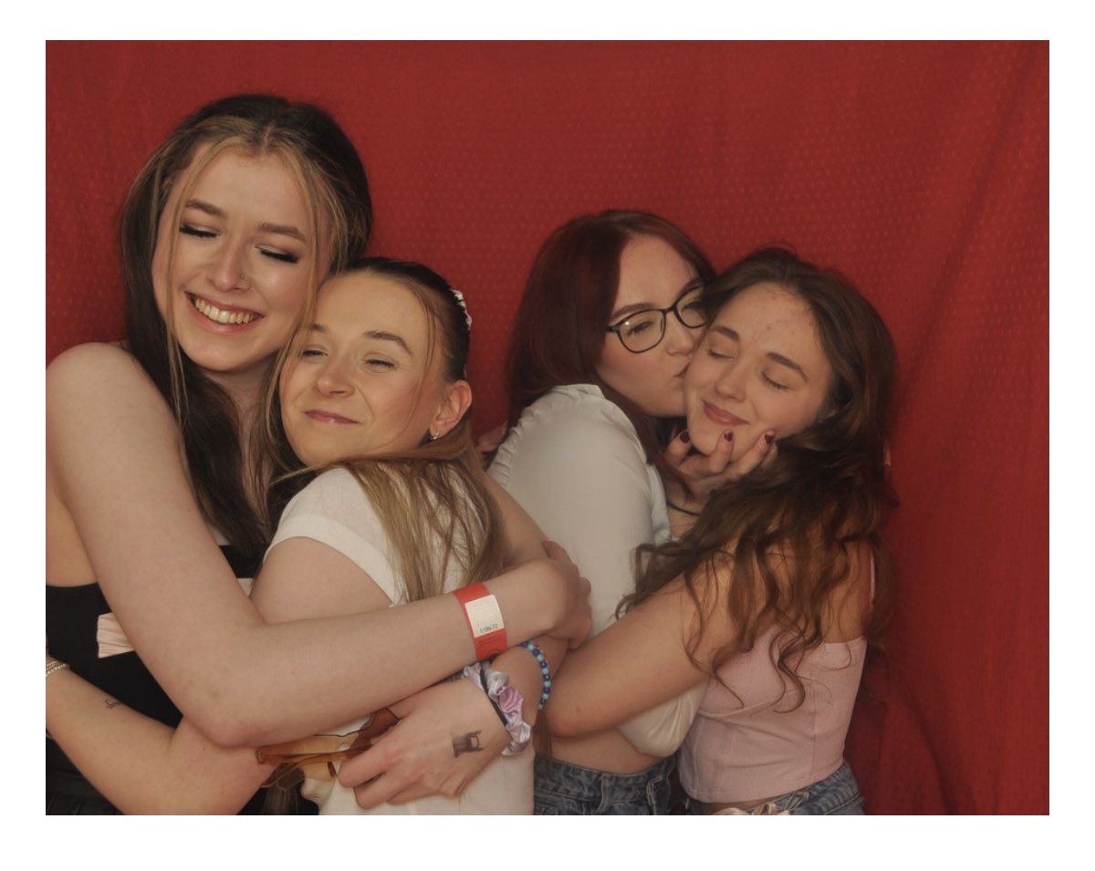 mustbeloveluvr's tweet image. I love these girls so bad 🫂🫀💗