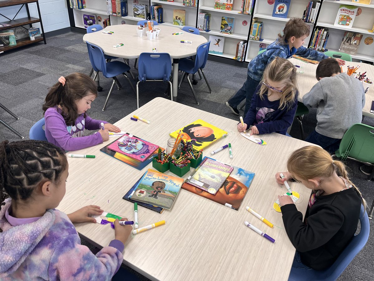 library_OESSCC's tweet photo. 🟣🟢🟡Happy Mardi Gras from the OES library!  Students learned about Mardi Gras culture, made masks, and caught beads! @sccboe https://t.co/0FFSEN0IuO