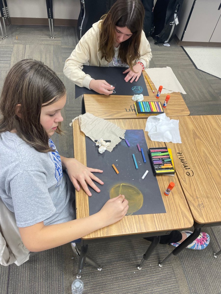bolognascorpion's tweet photo. ππ Dive into the cosmos with Ms. Kraght's class as they unleash their creativity onto black paper, bringing the wonders of space to life with vibrant chalk drawings! π¨β¨ #SpaceArt #CreativeExploration #WeAreChandlerUnified #BolognaScorpions #ScorpionPride #StingEnergy https://t.co/S1duZDzEXs