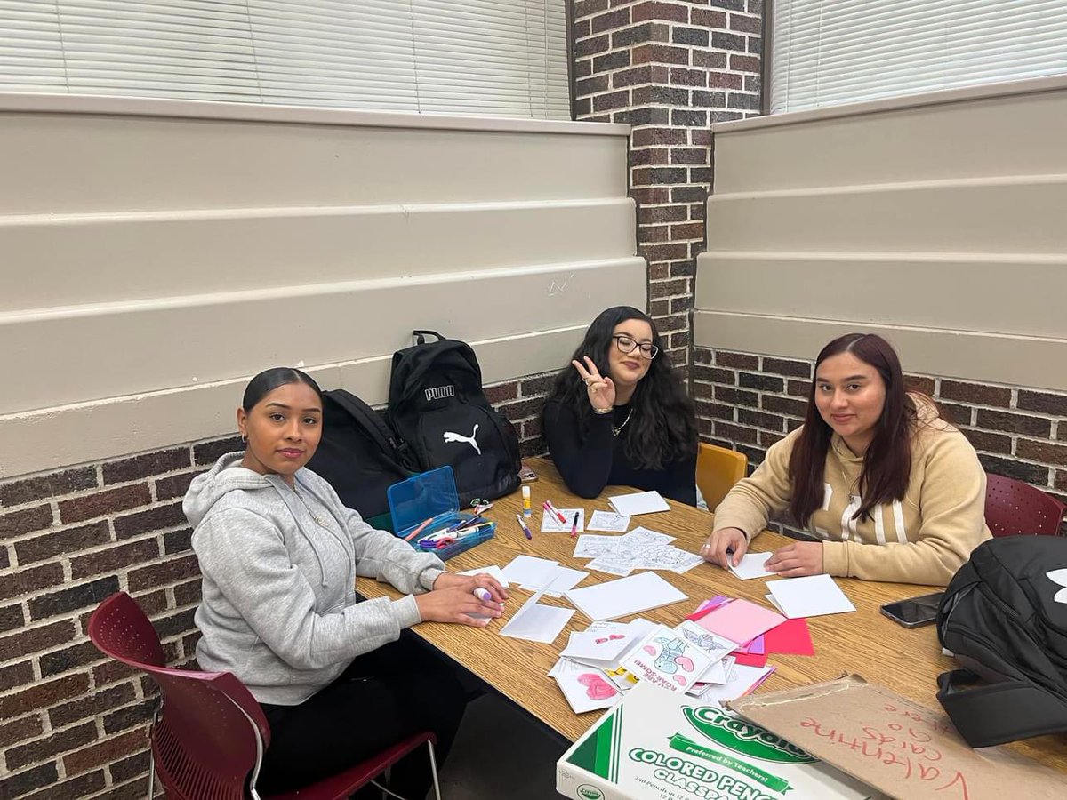 Thanks to our friends at UPS and South High School for helping make Valentine’s Day cards for patients at the Omaha VA! ❤️🦅 #valentinesday2024 #valentineday #Valentine #CheerUp @OPS_SouthHigh