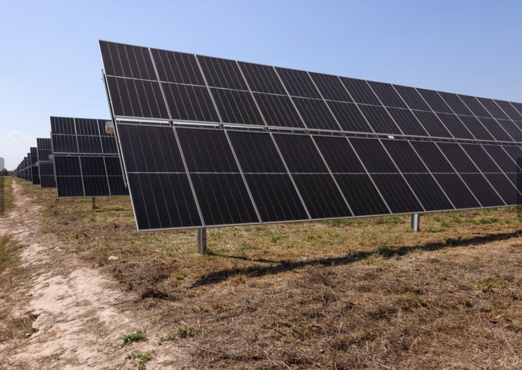 infopresidencia's tweet photo. “Por Sentencia de la @CConstitucional hoy se está subsidiando a las empresas carboneras que le quitan el agua a los niños de La Guajira, esto es lo que NO se debe hacer. El carbón volvió un desierto este departamento , demostramos que tenemos otra potencialidad”

Presidente @petrogustavo en La Loma, Cesar entregando parque solar de 400 mil paneles.