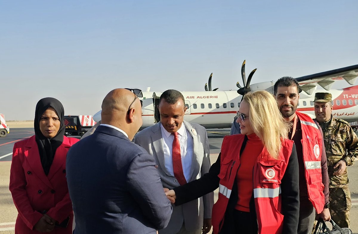 #بالصور 
وصول رئيسة #الهلال_الأحمر_الجزائري الدكتورة #حملاوي_إبتسام ووزير المجاهدين وذوي الحقوق السيد
#العيد_ربيقة والوفد المرافق لهما  إلى مطار #توات الشيخ سيدي محمد بن الكبير  ولاية #أدرار، في زيارة عمل تدوم يومي 13 و 14 فيفري، بمناسبة إحياء الذكرى 64 للتفجيرات النووية برقان.