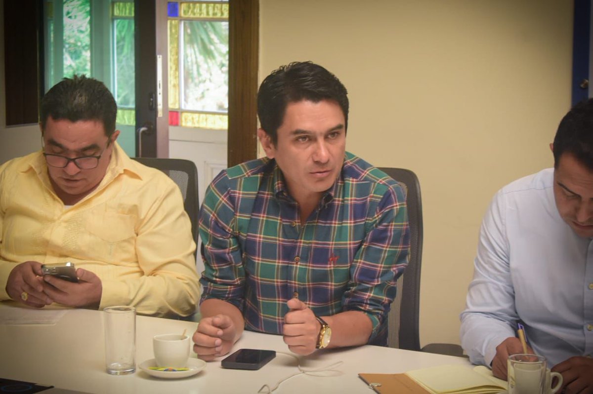 MinInterior's tweet photo. Allí invitó a estos mandatarios a asociarse con las #JuntasDeAcciónComunal para que se presenten a las convocatorias del Gobierno y se dispuso a ser articulador con los demás ministerios para acelerar la gestión de proyectos en los mpios. https://t.co/uuRv4CxDG3