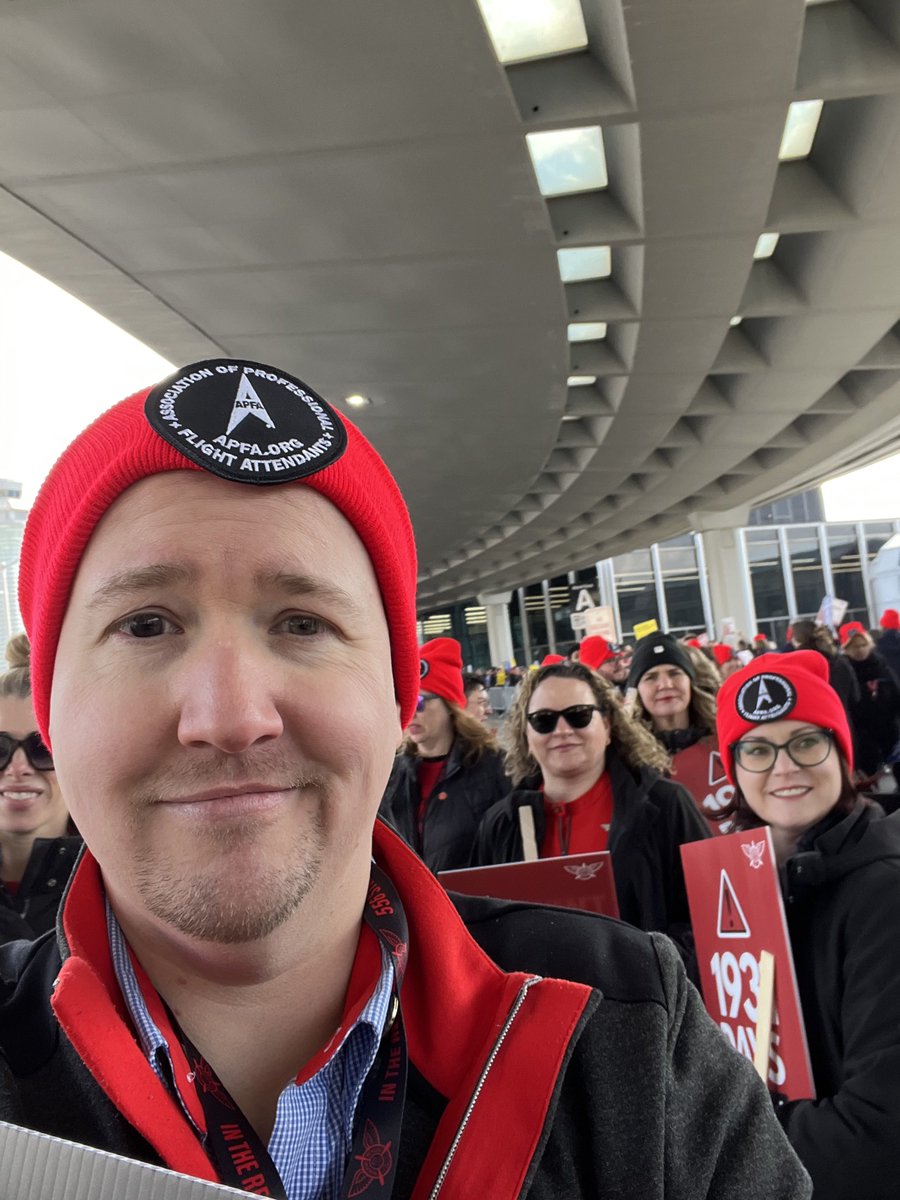 Thanks @APFAunity for the warm red beanie at @fly2ohare today. Several of us at @TWU556 & @afa_cwa were better able to brave the frigid conditions 🌬️❄️ #FlightAttendantsFightBack ✊🏻 #1u