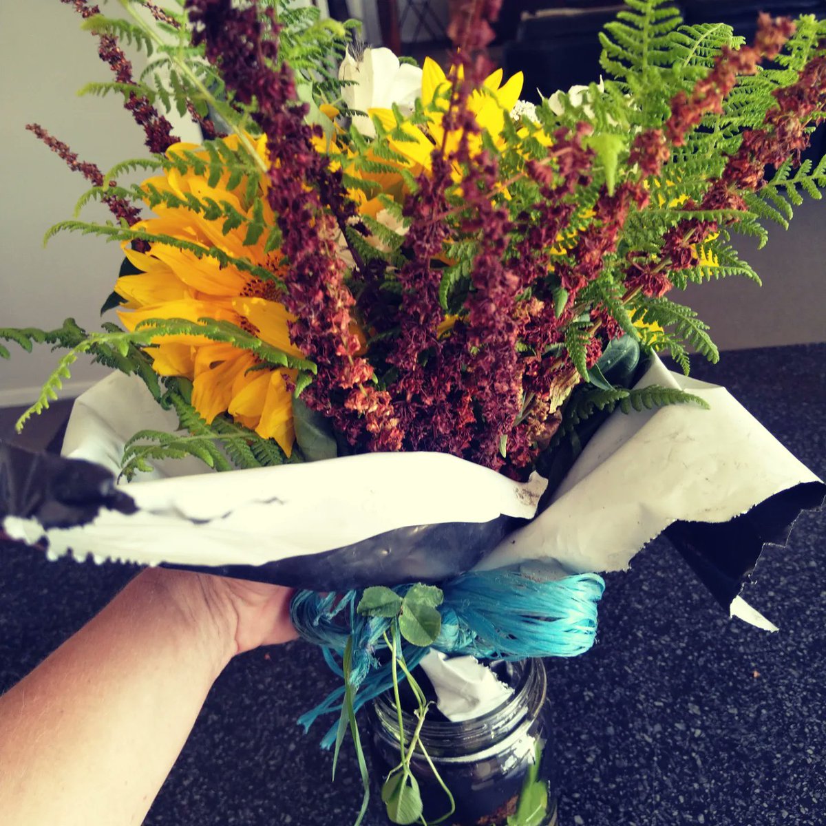 Farmers bouquet sunflowers from the crop paddock &amp; a mix of other plants from farm complete with bailing twine &amp; plastic from the stack 😅 thanks <a href="/bartjevandeven/">Top 50% farmer</a> 🥰😘Happy Valentine's Day Twitter peeps ❣️