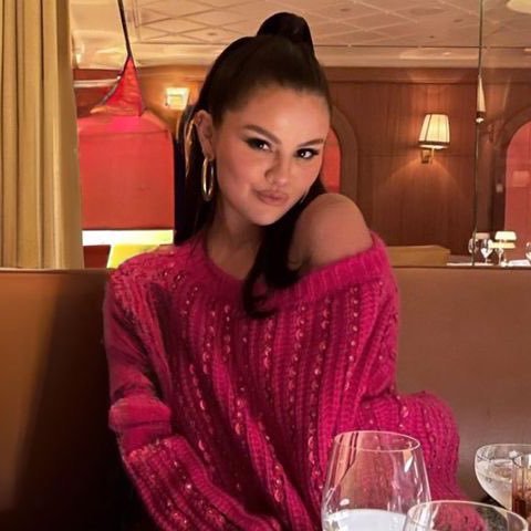 updateselenas's tweet photo. “Por que estamos conversando enquanto saboreamos este bife tártaro quando poderíamos estar em algum lugar diferente daqui, nos beijando no banco de trás de um carro?” - Selena Gomez. 🔥 https://t.co/eskuU2rJJQ