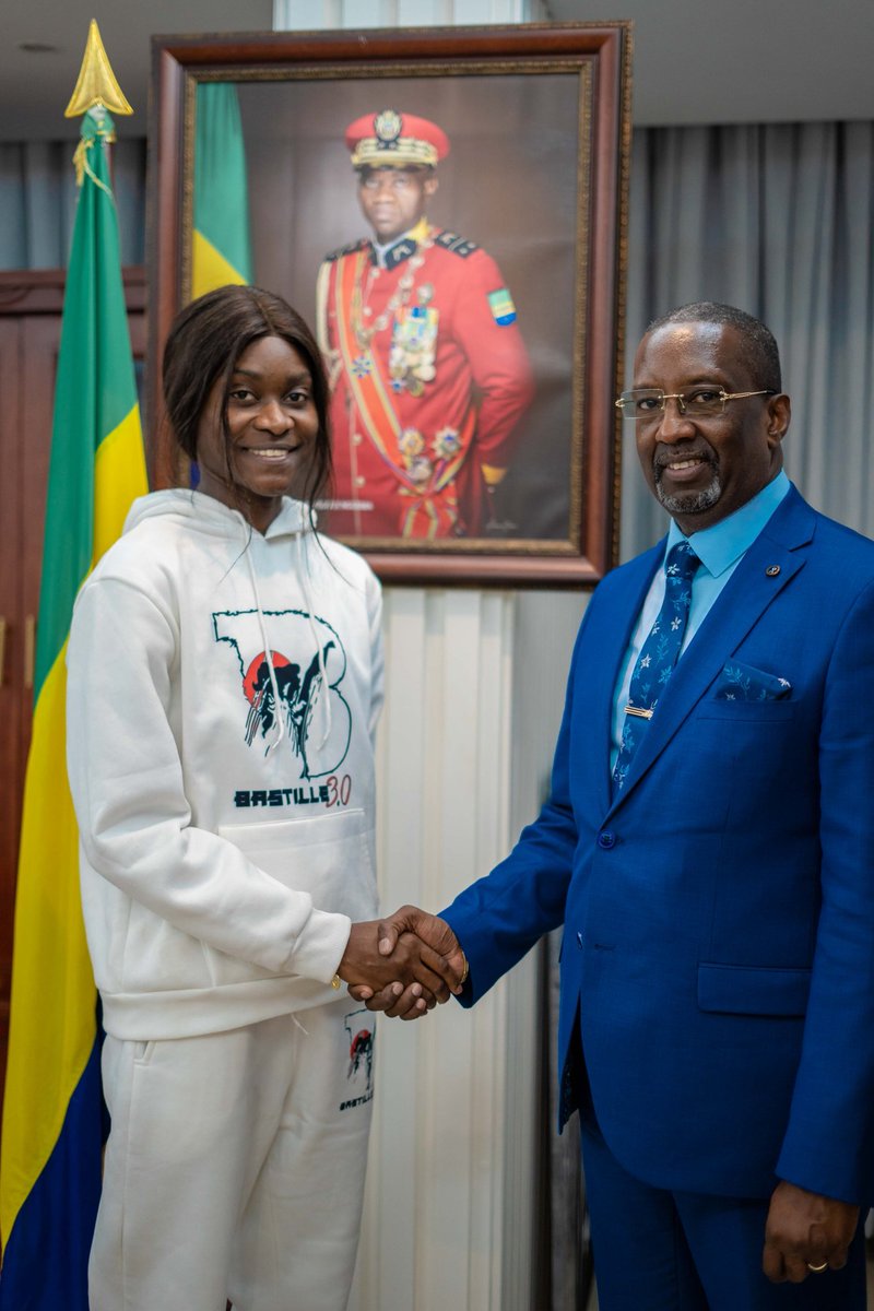 J'ai accueilli cet après-midi la taekwondoiste Emmanuella Atora Eyeghe, premier athlète gabonais qualifié pour les Jeux Olympiques Paris 2024. Qualification obtenue au Sénégal à l'issue du Tournoi Olympique et Paralympique de Dakar.