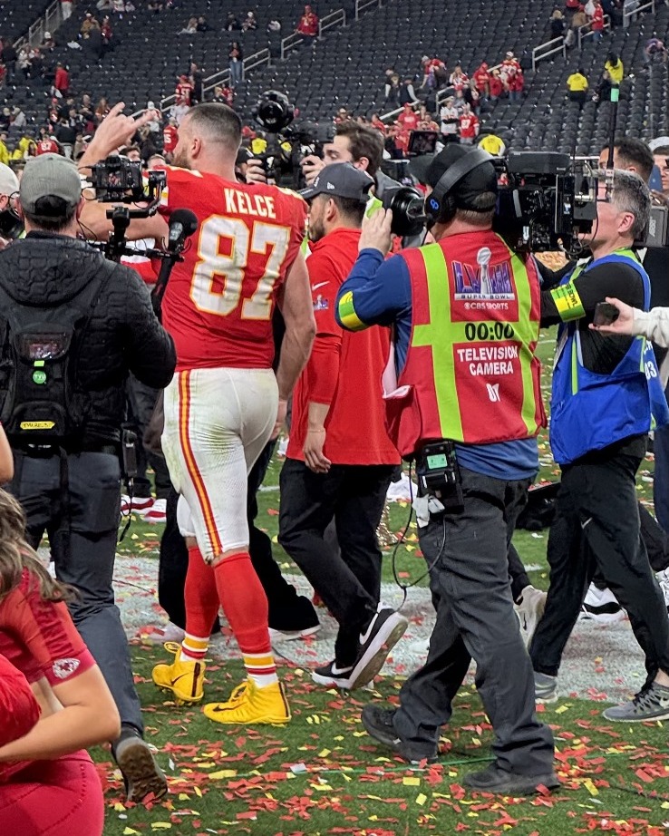 Vislink's tweet photo. Shoutout to the Kansas City Chiefs for their win in #Superbowl LVIII! Vislink was right there, capturing unforgettable moments with Travis Kelce and Usher. Kudos to #AerialVideoSystems for the outstanding work!

#BehindTheBroadcast #TheVislinkDifference #WirelessCamera #Broadcast https://t.co/H7hZCX7cvr