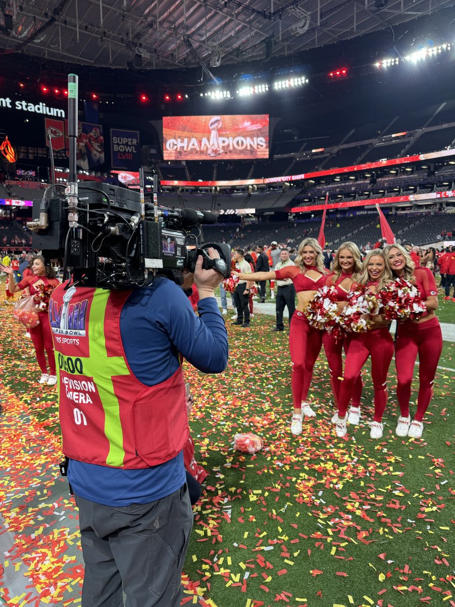 Vislink's tweet photo. Shoutout to the Kansas City Chiefs for their win in #Superbowl LVIII! Vislink was right there, capturing unforgettable moments with Travis Kelce and Usher. Kudos to #AerialVideoSystems for the outstanding work!

#BehindTheBroadcast #TheVislinkDifference #WirelessCamera #Broadcast https://t.co/H7hZCX7cvr