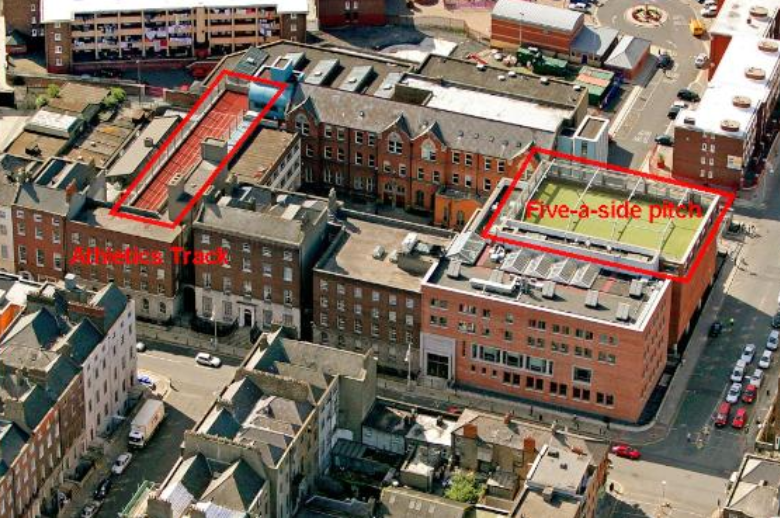 RobCross247's tweet photo. Dublin 8 has a population of over 50,000, which is the same as Carlow. This population includes 6,114 children and is served by 10 schools. However, there is currently no playing pitch available. One potential solution could be to replicate the example of Belvedere College, which converted its unused roof spaces into a playing pitch and athletics track.
#rtept #Dublin