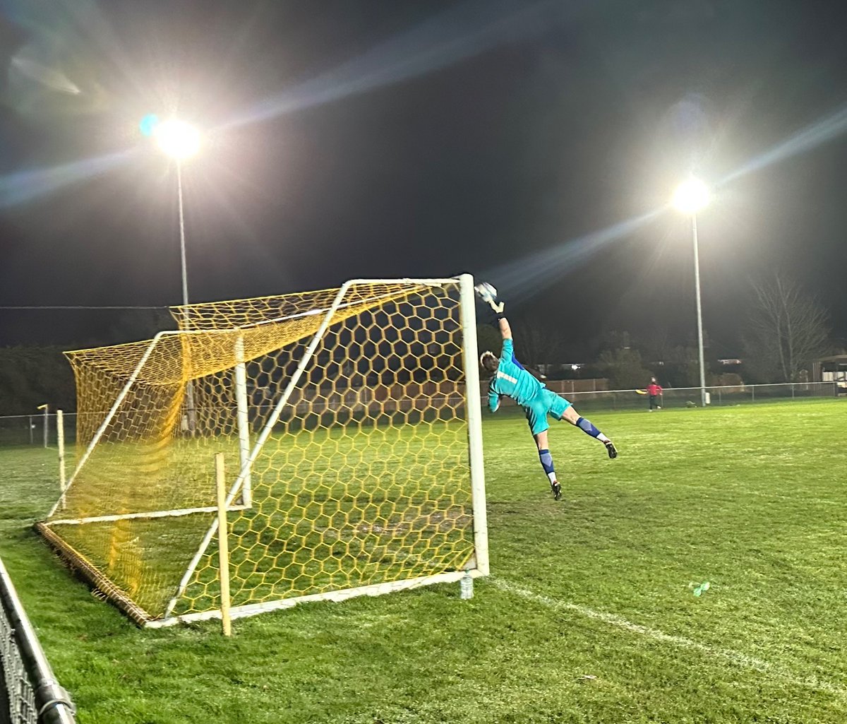 CliffPledge's tweet photo. Keeper denies keeper!
🧤 v 🧤 🟰 ⚽️ ⛔️ 🥅
@Infinity_f_c goalie Chris Clarke was so close to a sensational goal tonight 😯 - but his super-long-range effort was kept out by the acrobatics of James Egeland-Jensen of @ColdenCommonFC 👏 https://t.co/YQMFyKpJ79