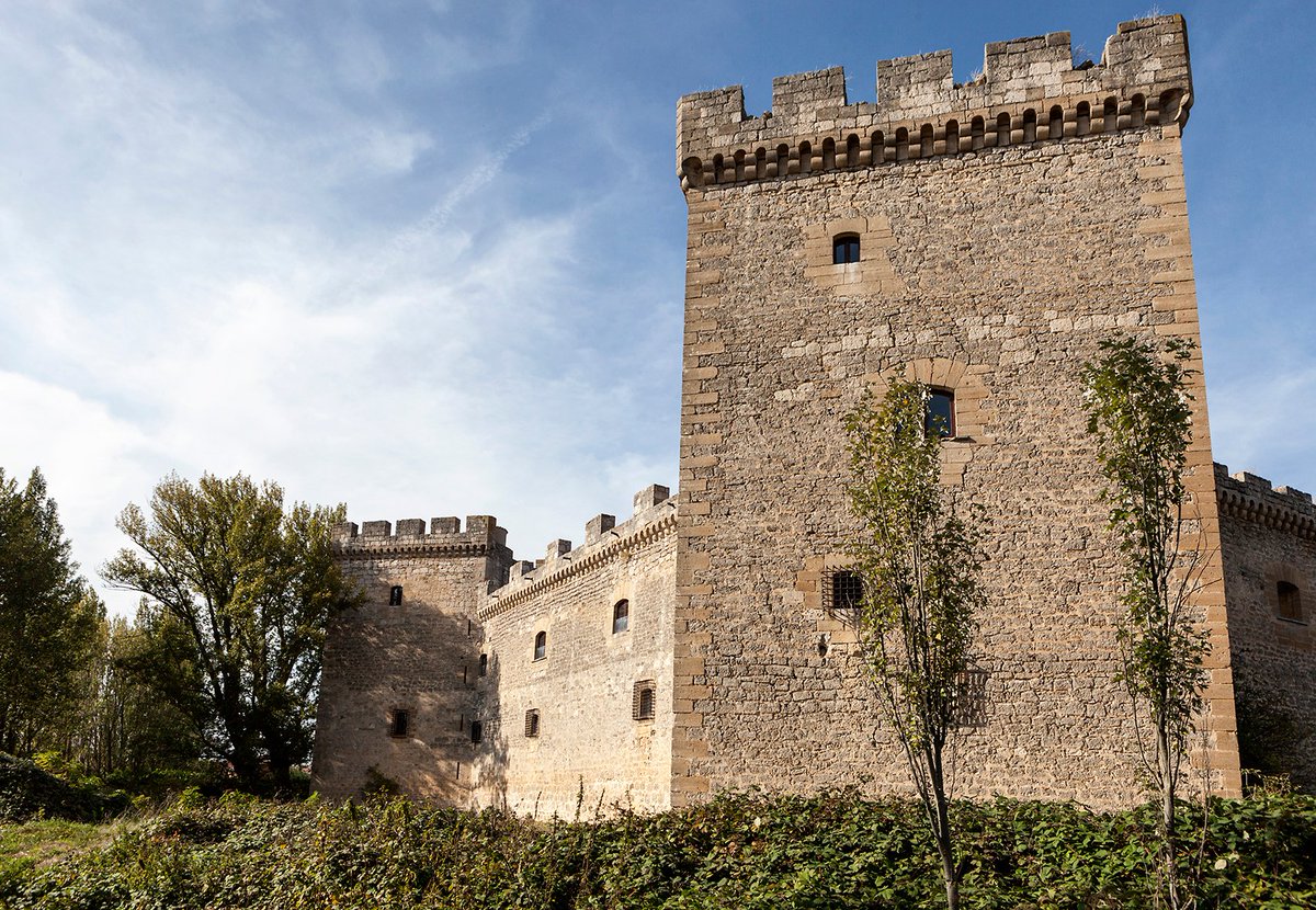 EL PALACIO DEL CID
El castillo conocido como de Los Comendadores o Palacio del Cid  se alza en el pueblo de #Sotopalacios, a unos 10 km de #Burgos
Algunos investigadores sitúan aquí el solar de Diego Laínez, padre del famoso héroe castellano Rodrigo Díaz de Vivar #ElCid