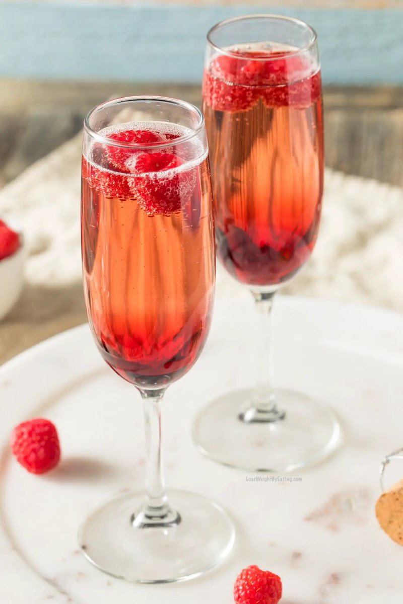 Tonetiki's tweet photo. Low Calorie Kir Royale 
💖🥂
(JUST 127 CALORIES)

👉Recipe: https://t.co/JuZSoEzMsC

#valentinesdrinks #champagnerecipes #lowcaloriecocktails #valentinescocktails #valentinesdinner #lowcaloriecocktails #cocktailsofinstagram #loseweightbyeating https://t.co/cRqZFiR4dG