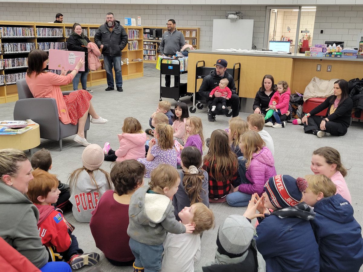 Soirée de lecture et activités à la bibliothèque avec Mme Tymec. <a href="/EECPavdesJeunes/">École catholique Pavillon des Jeunes</a>