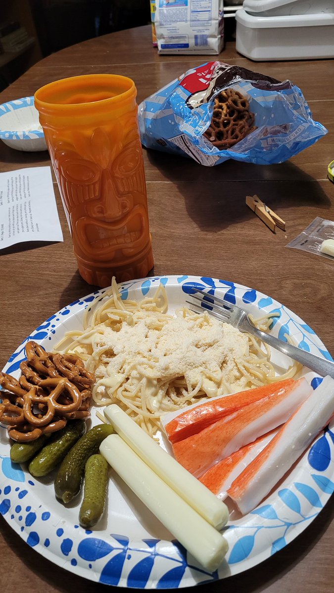 bigbenalpha's tweet image. Noodles w/creamy Italian dressing &amp;amp; parmesan cheese, pretzels, dill pickles, string cheese, fake crab, lemony sweet tea. #genius or #lowstandards ?
#spaghetti #pasta #creamyitalian #saladdressing #parmesancheese #pretzels #dillpickles #fakecrabmeat #stringcheese #icedtea