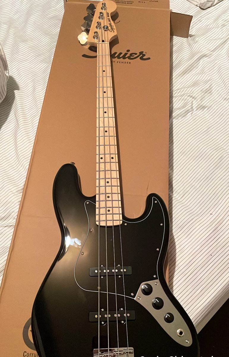 slave4maneskin's tweet photo. MY BOYFRIEND JUST GIFTED ME THIS IM SPEECHLESS WTF https://t.co/x5A8HanFsR