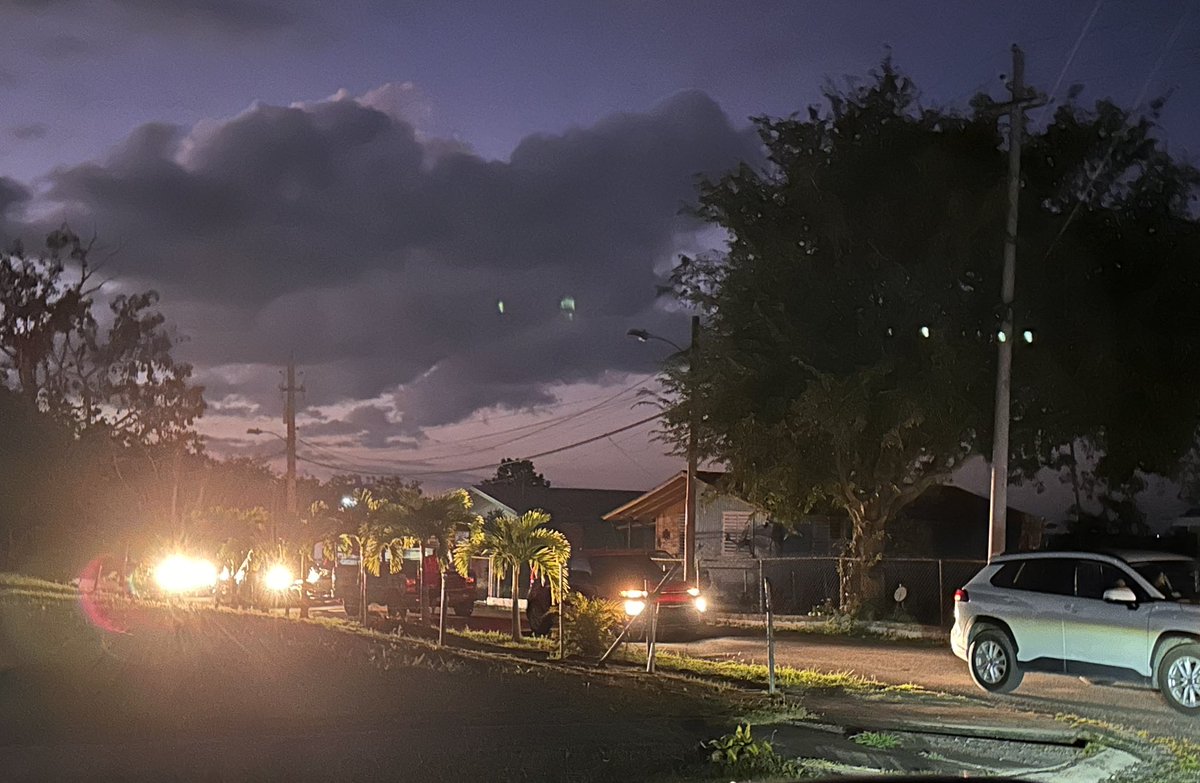 Lo sentimos no pueden pasar… por el único acceso a  la comunidad. Empleado <a href="/lumaenergypr/">LUMA Puerto Rico</a> - acceso cerrado al menos 3 horas. “Yo salí a las 3 de trabajar y aquí me tienen. Así qué ustedes con paciencia”
¿Y si hay una emergencia?… pues no hay paso… esa fue la respuesta #Macondo