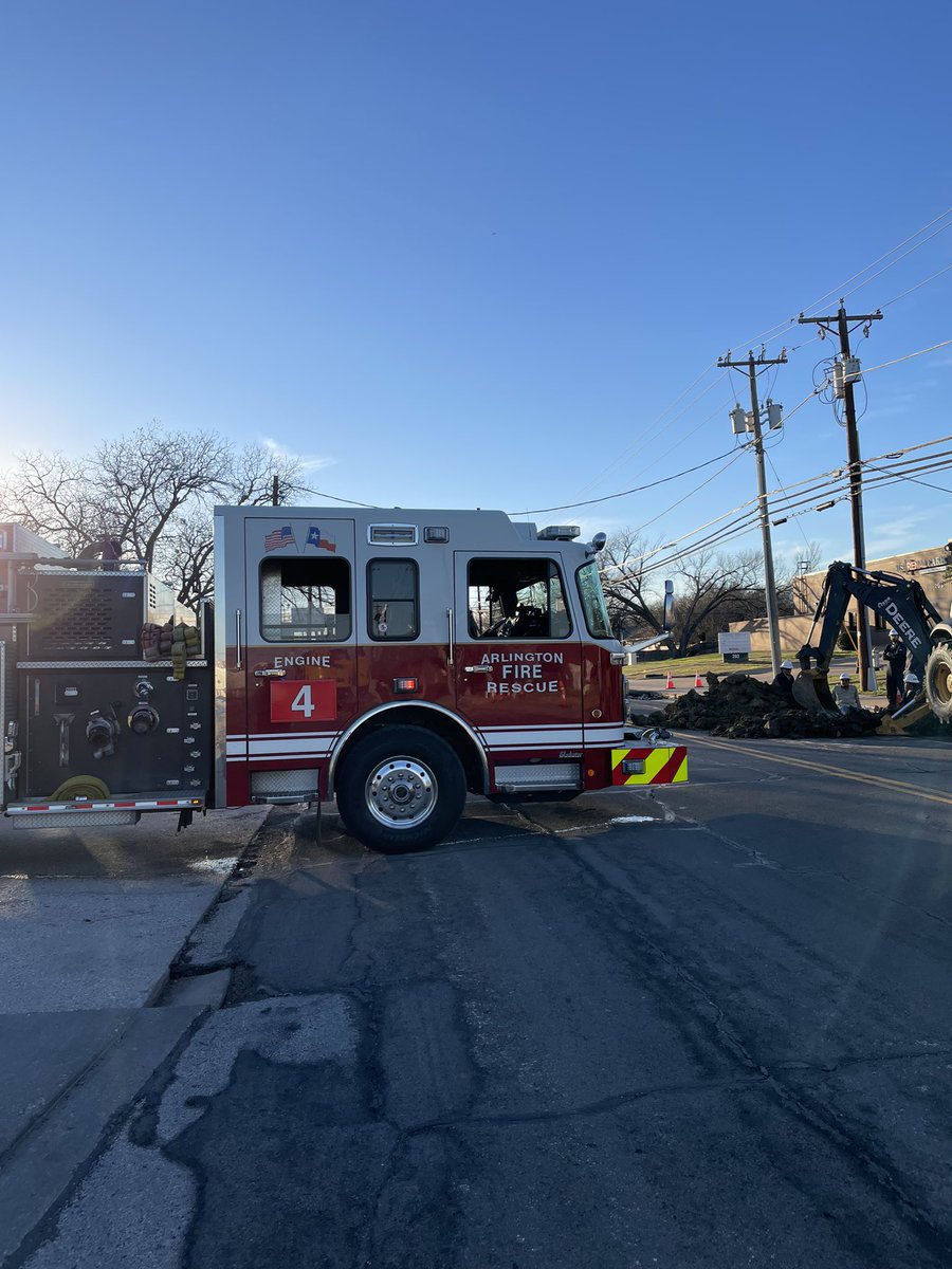 Large gas leak.  Randol Mill closed in both directions between Oak and Center. Atmos on scene for repairs.