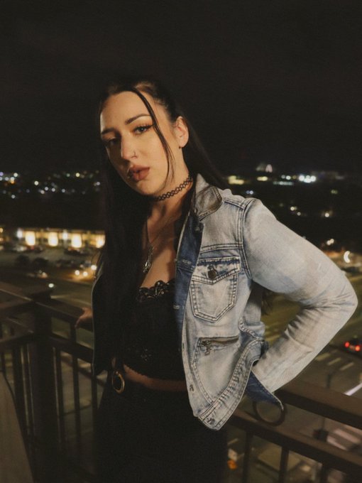Balconies are only good for 2 things https://t.co/UkeYzDTmt2<a href="/tag/newprofilepic"class="tags"><span>#newprofilepic</span></a>