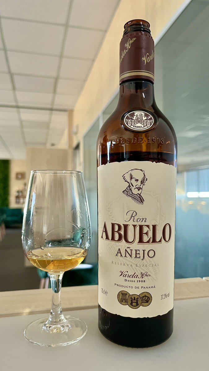 Ron Abuelo Añejo
Reserva Especial
(Las Cabras - Panamá)
29 Setembro 2023

Clear, pale golden amber color. Buttery fudge aroma. On the mouth silky with buttery fudge, praline chocolate, overripe banana and spicy tobacco. White pepper spiced toffee finish.
