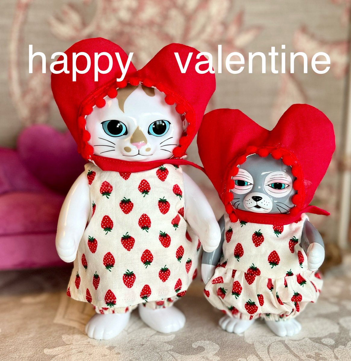 modespace's tweet image. ハート❤️頭巾参上
#ヒグチユウコ
#こはるのファッションショー
#ニャンコとアノマロ