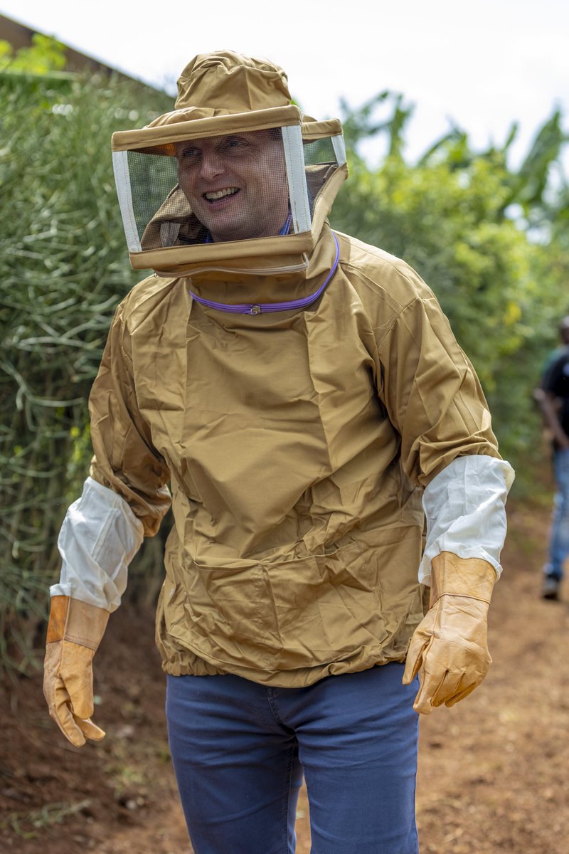AubinProduce's tweet photo. @USAmbRwanda @USAIDKungahara @RDBrwanda @KayonzaDistrict A snapshot capturing the memorable 13th Feb, 2024, during @USAmbRwanda Eric Kneedler's visit to the beekeeping farm with @aubinproduce, highlighting the impactful collaboration with @USAIDKungahara @RwandAgriExport @USAIDRwanda @RDBrwanda in @KayonzaDistrict. 📸📸 https://t.co/KLc5qyvFOr