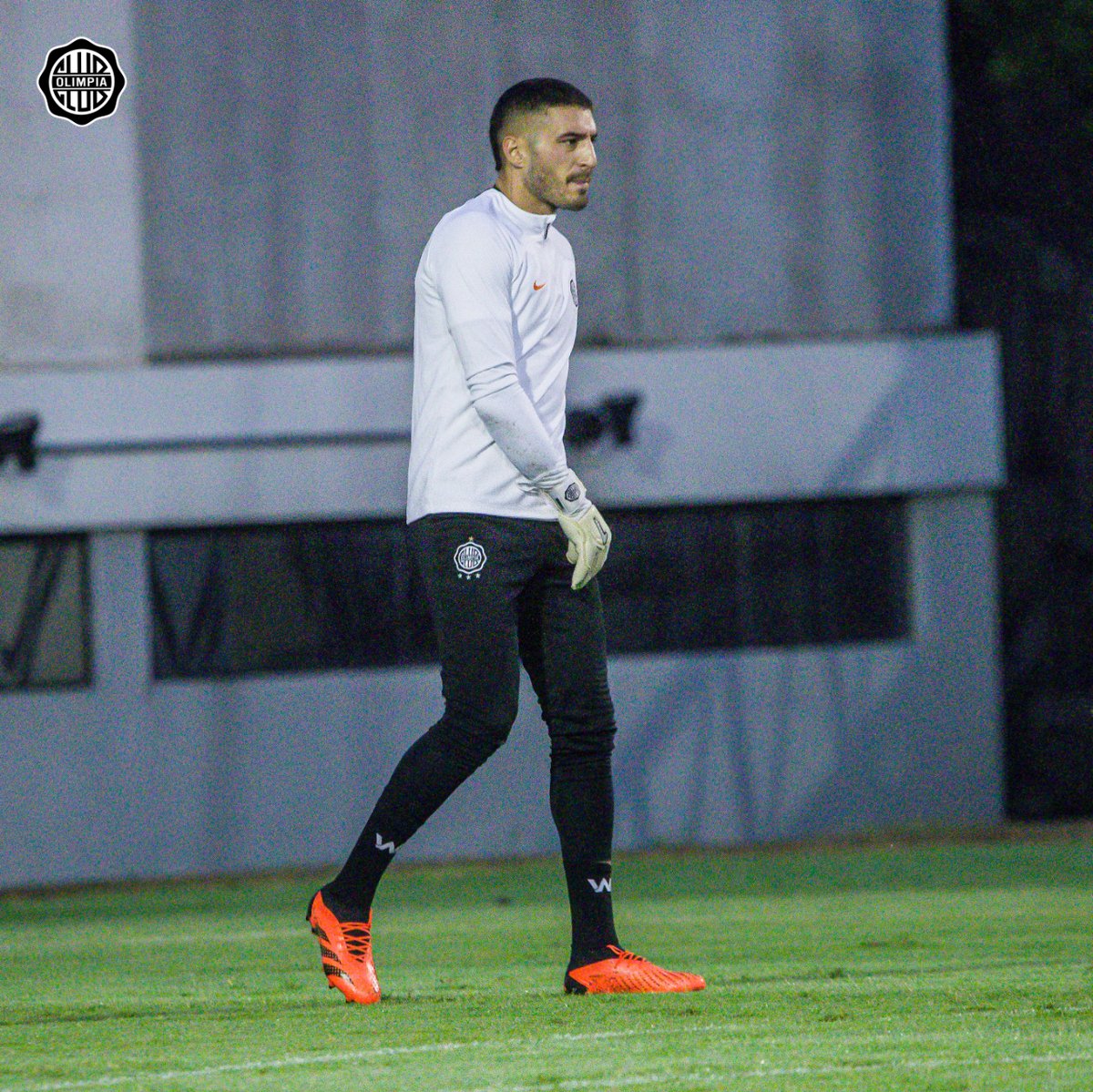elClubOlimpia's tweet photo. ¡Continúan los trabajos con miras al partido del sábado! 💪🏻

📸 Postales.

#SoyDelOlimpia ⚪️⚫️⚪️ https://t.co/jWgdbp2KIc