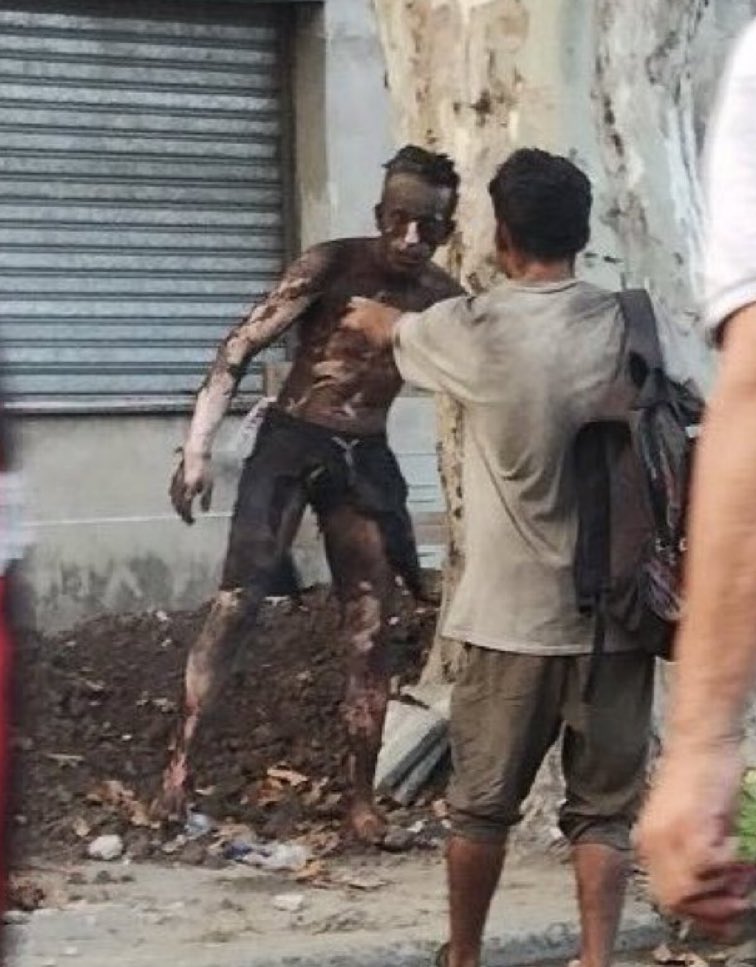 Murió electrocutado intentando robar cables
Tenía 21 años
Nació en 2003
Toda su vida viendo un modelo de "justicia social" q le hizo creer q su salida de la pobreza era salir a robar cables en vez de estudiar y/o trabajar
Miles de laburantes sufren la pobreza y no salen a robar