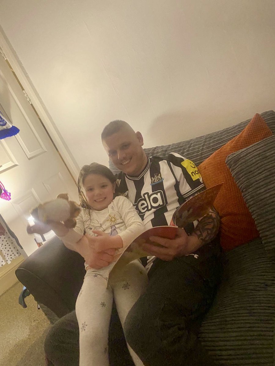 ladylexi22's tweet photo. Daphne loved her hot chocolate with the story from the travelling suitcase reading stories with daddy @stcuthbertsns https://t.co/nln0uQj6ty