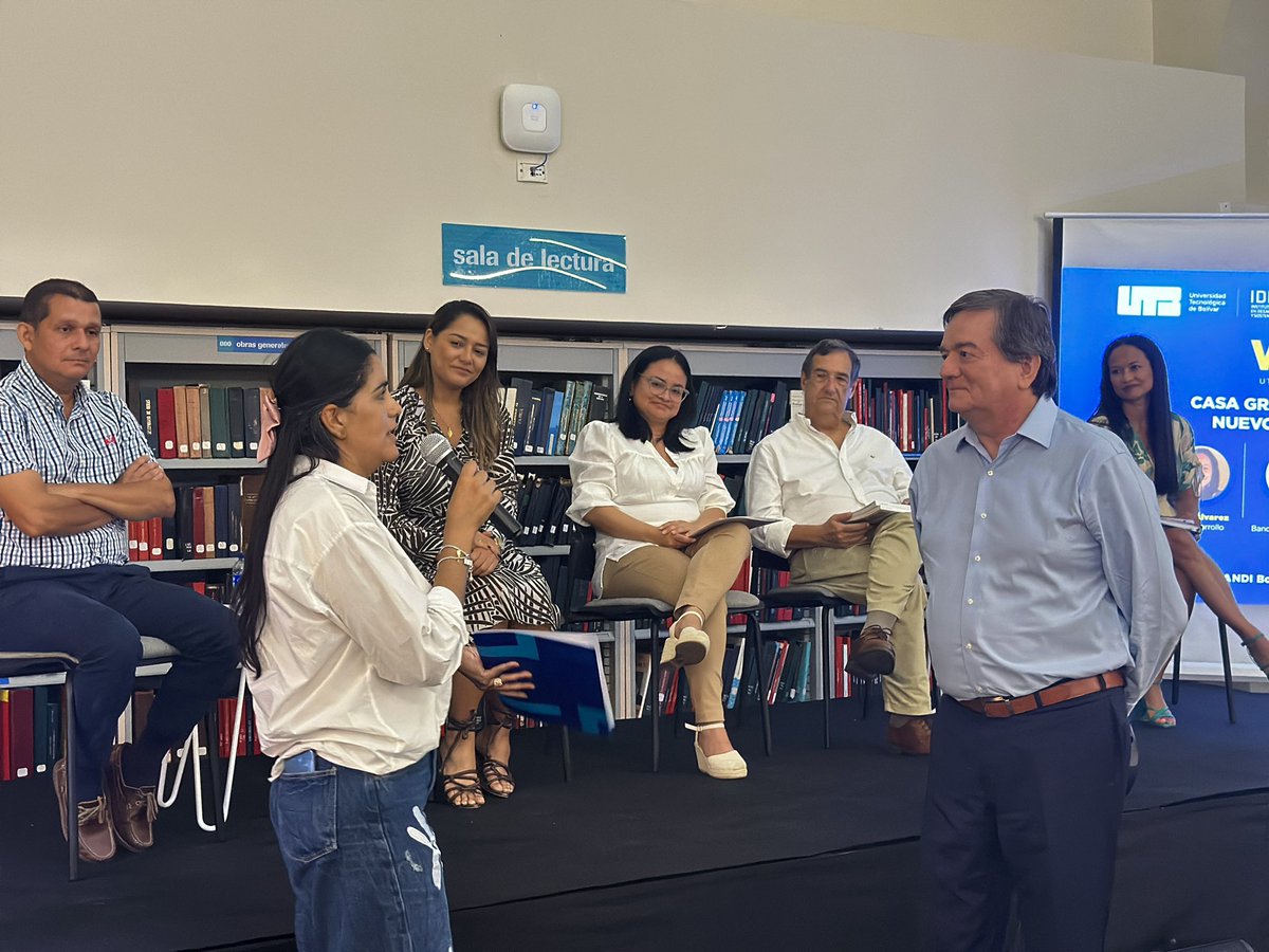 <a href="/Fundesarrollo1/">FUNDESARROLLO</a> <a href="/utboficial/">UTB Oficial</a> <a href="/BancoRepublica/">Banco República 🇨🇴</a> En el marco del conservatorio de <a href="/CasaGrandeCarib/">Casa Grande Caribe</a>: Retos para los nuevos gobiernos de la región, se le hizo entrega a <a href="/angierhodas/">Angélica Villalba 📚</a>, secretaria de Desarrollo Económico de <a href="/GobDeBolivar/">Gobernación de Bolívar</a>, los resultados de las investigaciones de #CasaGrande con sus proyectos priorizados.