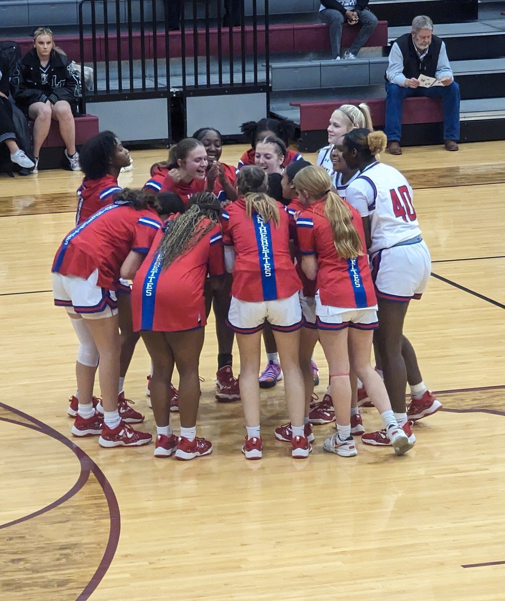 ajose_kamil's tweet photo. Tough loss yesterday but I will forever cherish memories made with you all! Wishing all my seniors the absolute BEST ❤️💙.#Squad🤟🏽#PatherettePride🐾 #Num6:24-26✝️ https://t.co/kIQrqV7YPb