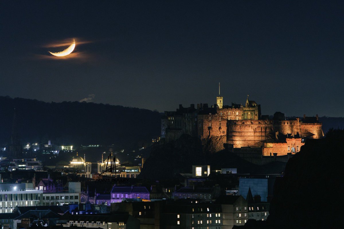 The setting cresent moon and #Edinburgh Castle, as seen from Arthur's Seat this evening Thankfully, for literally 10 seconds or so, the full crescent of the moon made an appearance through a small gap in the clouds. @edinburghcastle @VisitScotland