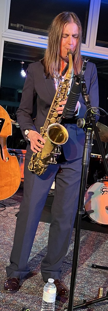 Tuesday evening @WatermillJazz, Dorking the music of Paul Desmond and Jim Hall was smoothly presented by the Alison Neale Quartet with her fine alto sax playing complimented by Colin Oxley - guitar, @FishwickMatt - drums and @simonreadmusic - bass. Thanks.