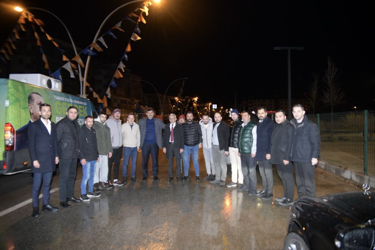 Saatlerimiz 02:55’i gösterirken, soğuk ve yağmurlu #Ankara gecesinde dava aşkıyla #Kahramankazan’ımızda bayraklama çalışması yapan YüzAKımız, AK Gençliğimiz... 

Emeklerinize sağlık! 

#YenidenAnkara