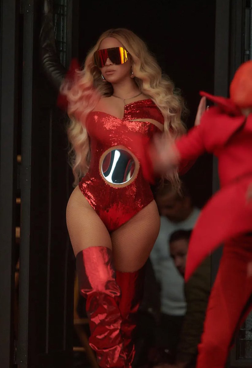 BeyLegion's tweet photo. Beyoncé shines for @Verizon. ❤️ https://t.co/ZX7mOhZOjQ